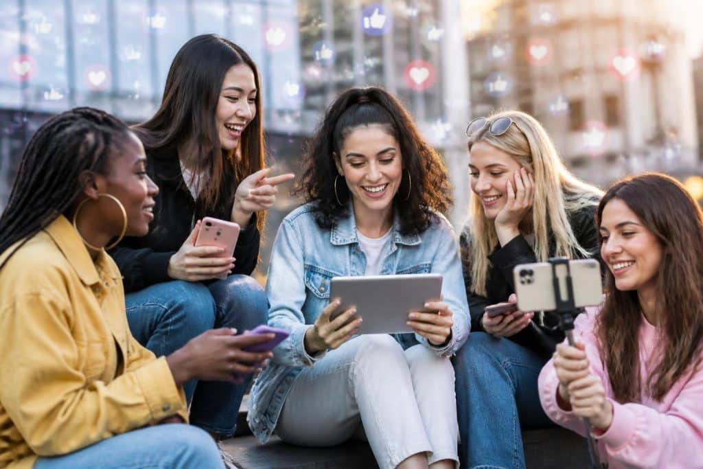 découvrez l'influence des social mediagirls, les tendances qu'elles lancent et leur impact sur les jeunes filles dans le monde numérique d'aujourd'hui.