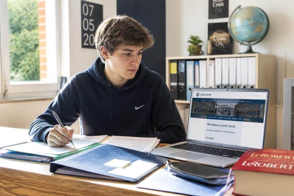 découvrez comment retrouver facilement vos bulletins scolaires du lycée grâce à nos démarches simples et conseils pratiques pour accéder à vos documents rapidement.